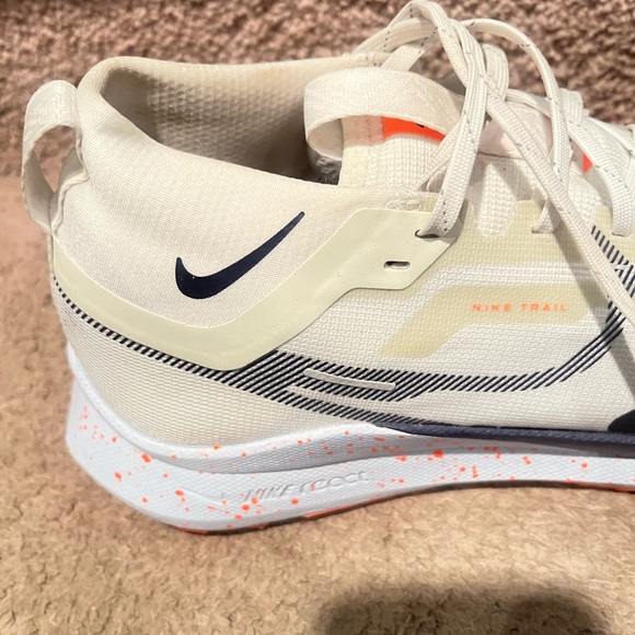 Beautiful size 9 White and Black Gore-Tex Nike Sneakers with Orange Accents. - Picture 13 of 15